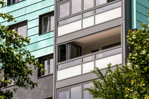  Unten: Die Glas-Faltwand lässt sich komplett öffnen. So wird der Balkoncharakter wieder hergestellt 