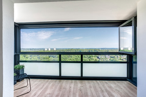  Die Vorhangfassade mit integrierter Glas-Faltwand erhält den Charakter des Balkons 