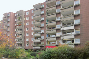  Ursprünglich hatte das Gebäude eine vorgehängte Fassade aus rotbraunen Betonsteinen 