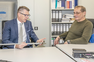  Für TGA-Bauleiter Fred Grimm (rechts) ist das von Rigo Meilke, Viega Verkaufsleiter Berlin/Brandenburg/Sachsen-Anhalt, gezeigte Rohrleitungssystem „Raxinox“ technisch wie wirtschaftlich perfekt, um schnell und hochwertig bis zur letzten Zapfstelle eine werkstoffreine Installation aus Edelstahl zu realisieren 