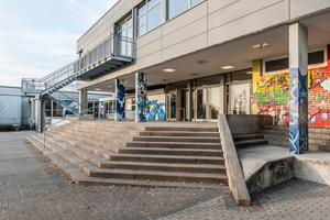  Aus Kapazitätsgründen wurde die Schule um eine zweite Etage in Holz-Leichtbauweise erweitert 