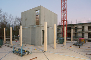  Der Stahlbeton-Erschließungskern mit Treppenhaus steift die Gesamtkonstruktion aus 