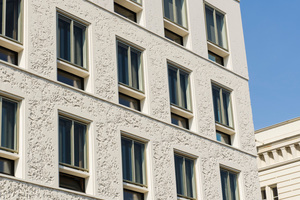  Links: Bewegte Fassade des Bürohauses von Staab Architekten: Die Fensteröffnungen vergrößern sich von unten nach oben leicht und die Fensterebenen schieben sich immer weiter zur Außenfassade hin  