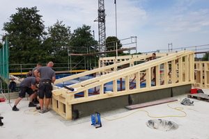  Basis der in Holzrahmenbauweise ausgeführten Pultdach-Konstruktion ist ein Dachstuhl in Stahl-Holz-Fachwerk 