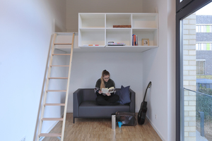  An einen gemeinschaftlichen Eingangsbereich mit Küche und Bad schließen sich zwei Zimmer pro Wohnung an. Daneben gibt es Varianten mit Einzelappartements 