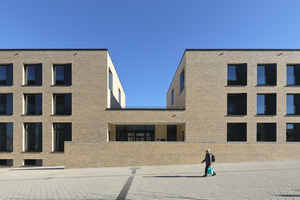  Das Baugrundstück wurde nahezu vollständig ausgenutzt. Als Ausgleich kann sich das studentische Leben auf der Dachterrasse zwischen den beiden Gebäudeteilen entfalten. Extensive Dachbegrünungen sorgen für einen ökologischen Ausgleich 