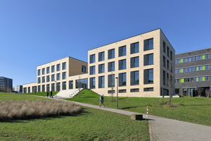  Studium der kurzen Wege: In unmittelbare Nachbarschaft zum Hochschulgebäude mit seiner dunklen Fassade haben Krampe Schmidt Architekten den hellen Neubau der Studierendenwohnanlage auf dem Campus Heiligenhaus errichtet 