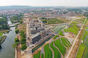  Das Stadtquartier Neckarbogen während der Bauphase. In der Umgebung entstehen die Grünflächen der BUGA 2019 