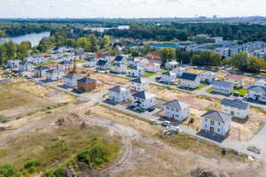  Auf der revitalisierten Industriebrache des Kraftwerks Oberhavel errichtet die HELMA Wohnungsbau GmbH 96 Einfamilien-, 15 Reihenhäuser sowie 18 freistehende, mehrgeschossige Gebäude mit 90 Eigentumswohnungen 