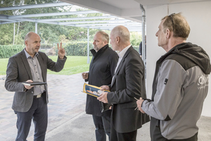  Technik-Vorstand Uwe Rasch (links) erläutert im Gespräch Viega Planerberater Ruben Bruske (2. von links) und Regional-Vertriebsleiter Jens Fischer den Planungsrahmen, nach dem die Baulücke geschlossen wurde. Rechts steht Hausmeister Ronald Krager vom Regiebetrieb der WBG „Kontakt“ 