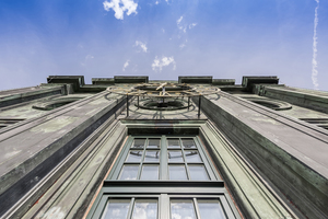  Der Uhrenturm ist das Wahrzeichen der Technischen Universität München 