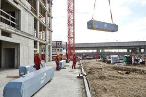  Anlieferung der beschichteten und vormontierten Wandelemente just-in-time an die Baustelle 