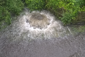  Bei Rückstau ist der Kanal vollständig geflutet. Wasser quillt aus Schachtdeckeln und fließt oberirdisch ab 