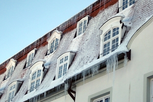  Schnee- und Eismassen können zu einem unkalkulierbaren Risiko werden 