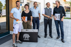  Stolz auf das Ergebnis (v.l.n.r.): Maler Johannes Schmuck, Beate Ripka vom Caparol FarbDesignStudio, Florian Otto von Forbo Flooring, Bürgermeister Hans-Jörg Birner und Stefan Mayer von CaraVita  