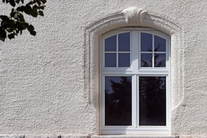  Holzdenkmalfenster mit Sprossen kommen der ursprünglichen Fenstereinteilung sehr nahe und überzeugten u.a. durch schlanke Profile 