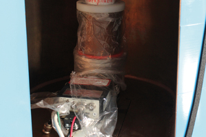  Blick auf den Detektor in der mit Kupfer ausgekleideten Bleiburg. Die Kunststofffolie dient zum Schutz vor radioaktiver Kontamination 
