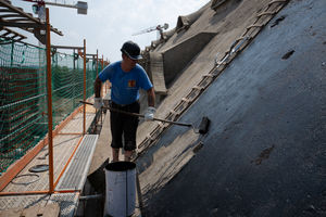  Um Staub zu binden und vor allem für eine bestmögliche Haftung wurde das Betondach nach gründlicher Reinigung mit einem Bitumenvoranstrich versehen 