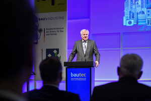  Bundesbauminister Horst Seehofer spricht im Februar 2020 auf der „bautec“  