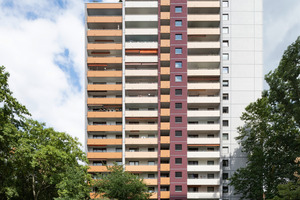  Grau-, Orange- und Rotnuancen betonen die kubisch verschachtelte Architektur. Variierende Farbverläufe betonen die vertikalen Balkonreihen 