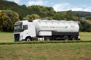  Holzpellets werden zu 80 % lose per Lkw angeliefert und ins Lager des Kunden eingeblasen, 20 % sind Sackware 