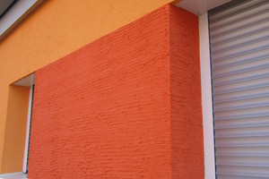  Fassadengestaltung einer Kita, zur Unterstützung der farblichen Gestaltung ist die Putzstruktur wechselnd 