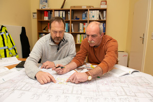  Planer Hans-Jörg Schiewek (IGH; links) und Matthias Linke suchten nach einer Lösung für das Hygienerisiko, das durch die Flächenheizung im Fußbodenaufbau für die parallel geführte Trinkwasser-Installation bestand 