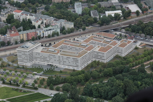  Liegt mitten im Grünen, auf dem Moabiter Werder an der Spree, gegenüber dem Tiergarten: der Neubau des Bundesinnenministeriums in Berlin 