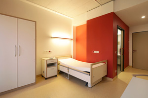  Architektur und Innenraumgestaltung folgen beim Psychiatrischen Pflegeheim der Klinik DR. FONTHEIM GmbH konsequent dem Pflegekonzept: Die Farbe Rot weist dem Bewohner den Weg zum Sanitärbereich 