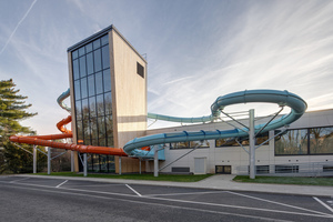  Der Aquapark mit seinem 17 Meter hohen,  holzverkleideten Turm 