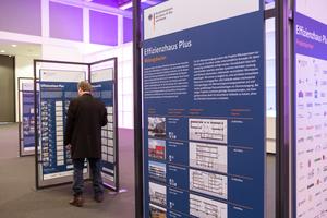  Die Effizienzhaus Plus-Bildungsbauten und alle anderen Modellvorhaben waren Teil der begleitenden Poster-Ausstellung 