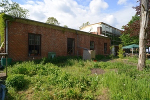  Gartenansicht mit dem (im Mai 2019) noch im Bau befindlichen Wohnhaus 