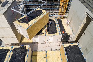  Eine schon vor Baubeginn im Detail abgeschlossene Planung im Zusammenhang mit einem genehmigungsfähigen Brandschutzkonzept machte diese neue, zeitsparende Holzmodulbauweise möglich 