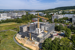  Das Studentenwohnheim in Göttingen ist in Hybridbauweise erstellt: Erdgeschoss, Treppenhäuser und die Decken notwendiger Flure sind aus Stahlbeton, die Raummodule aus Massivholz 