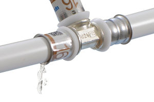  Der Uponor S-Press PLUS Fitting ist unverpresst undicht: Durch das sichtbar austretende Wasser im unverpressten Zustand kann keine Pressstelle mehr vergessen werden und eventuelle Schäden verursachen 