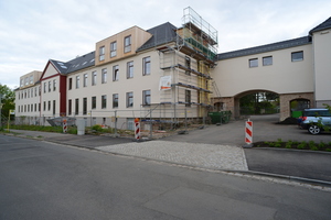  Teilansicht der Wohnanlage von der Eduard-Rosenthal-Straße aus. Blick nach Osten. Rechts das Tor mit darüber liegender Wohnung als Zufahrt zum Areal  