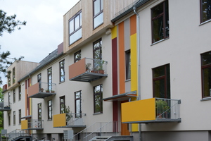  Teilansicht des sanierten Gebäudes in Westen des Geländes. Gauben und Balkone sind Teil der Erneuerung 