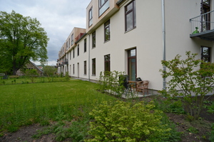  Den Bewohnern stehen verschiedene Gartenbereiche zur Verfügung. Die Gauben im 2. OG sind neu erstellte Holzkonstruktionen 