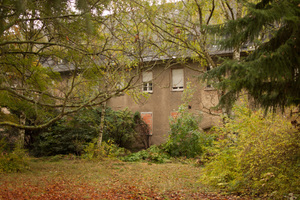  Zustand der Gebäude vor dem Bauanfang. Mitglieder der Genossenschaft leisteten erste Aufräumarbreiten  