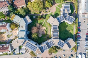  Dachansicht eines Mehrfamilienhauses mit PV-Anlage 