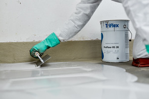  Für die Schutzschicht brachten die Verarbeiter Triflex ProFloor RS 2K auf die mit Triflex ProTerra ausgeführte Abdichtung auf 