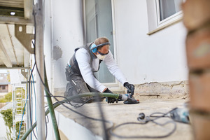  Zunächst wurden die Balkone zurückgebaut. Für die neue Abdichtung kam das vliesarmierte Balkon Abdichtungssystem Triflex BTS-P zum Einsatz  