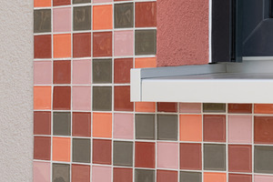  Die Mosaikflächen in Rot-Rosé-Orange und...  