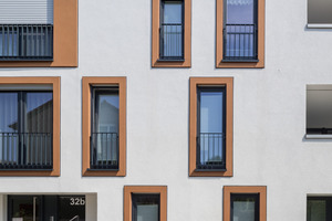  Eine inspirierende Idee zur Fassadengestaltung: Die mit Dämmmaterial ausgestalteten Fensterfaschen geben dem Gebäude-Ensemble eine spielerische Leichtigkeit 
