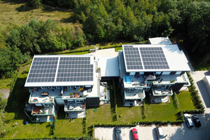  Hochleistungs-Photovoltaikelemente modernster Bauart liefern sogar bei diffusem Licht viel Strom, sodass nicht einmal die gesamte Dachfläche mit Paneelen belegt werden musste 