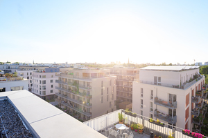  Das Berliner „Möckernkiez“ im Gegenlicht. Auch hier können nun PV-Anlagen auf Gebäuden einen größeren Beitrag für die Energiewende und den Klimaschutz leisten  