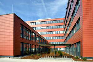  Sehr hochwertig, langlebig und wertbeständig ist die Vorhangfassade aus rötlichen Fassadenziegeln, wie sie bei der Bundesagentur für Arbeit in Köln zum Einsatz kam 