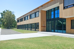  Ein wichtiger Aspekt, wenn es um zukunftsweisende Architektur geht, ist das Thema Nachhaltigkeit. Das Büro- und Seminargebäude der Forsthochschule Rottenburg passt in das Bild dieser ressourcenbewussten Haltung – auch wegen seiner Fassade aus Holz  