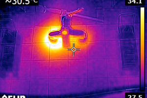  Der Blick durch die Wärmebildkamera verdeutlicht: Entnahmearmaturen sind eine risikoreiche Wärmebrücke und führen schon nach kurzer Zeit zu unzulässig hohen Dauertemperaturen auf der Kaltwasserseite. Das kann aber sehr einfach durch die Anbindung von PWH über eine kurze Stichleitung als Auskühlstrecke verhindert werden 