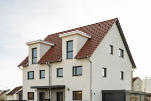  Das Musterhaus „FrankfurtPUR“ steht bereits auf dem Baugelände zur Besichtigung offen.  